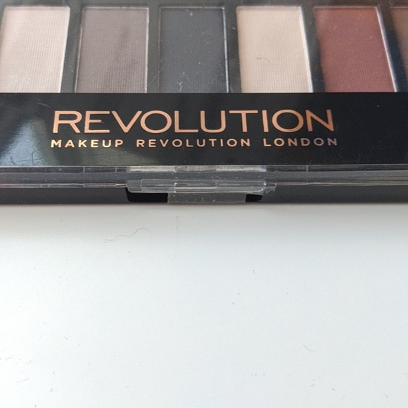 Makeup Revolution Ultra Eye Contour Light and Shade Palette - Picture 2 of 4